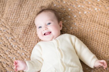 sıcak bir kazak giyen bebek