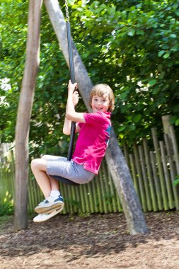çocuğu salıncakta oynarken