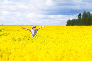 sarı çiçek tarlasında çalışan çocuk