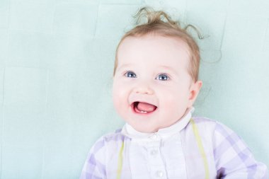 yeşil bir battaniye bebek kız