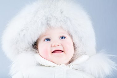 bir büyük beyaz kürk şapka kız bebek