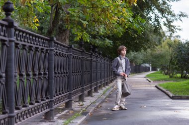 okul çocuğu eve yürürken