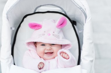 komik bebek kız tavşan kar takım elbise