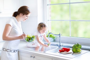 Anne ve kızı beraber yemek salata