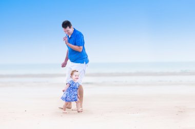 Baba ile kızı plajda çalışan