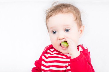 bir salatalık yiyen bebek