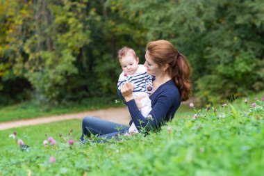 kadın ve bahçede defne küçük kızın rahatlatıcı