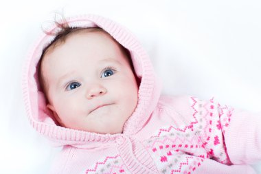 pembe örgü ceket kırmızı kalpler ile kız bebek