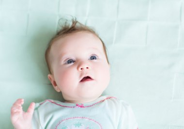 Yeşil gömlekli Aby kız