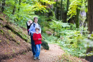 mutlu genç aile güzel bir sonbahar ormanda hiking