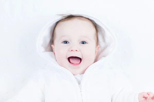 Baby in weißer Strickjacke — Stockfoto