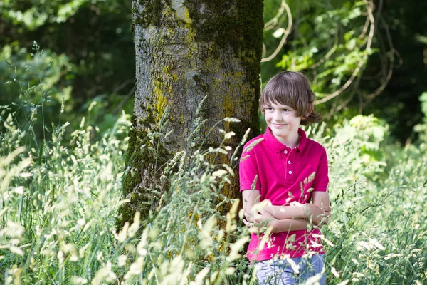 Giovane ragazzo che cammina in un parco — Foto Stock