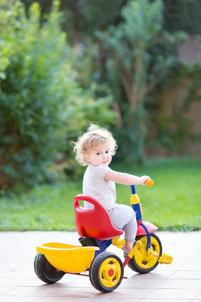 Bebê menina montando sua primeira bicicleta — Fotografia de Stock