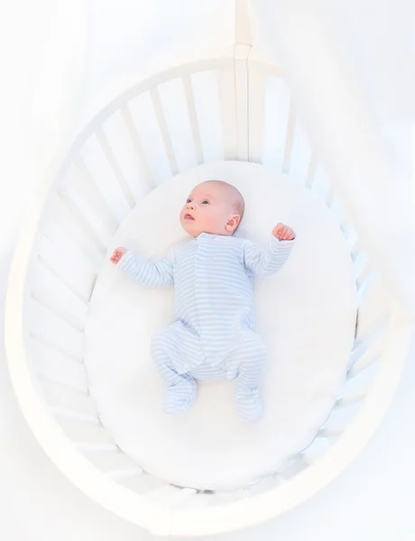 Lindo bebé recién nacido niño — Foto de Stock