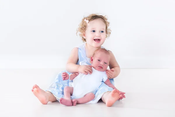 Petite fille avec son petit frère nouveau-né — Photo