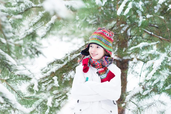 Enfant jouant boule de neige — Photo