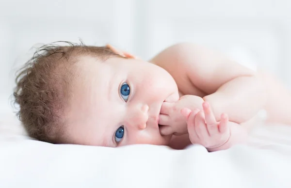 Üzerinde parmak emme ile bebek — Stok fotoğraf