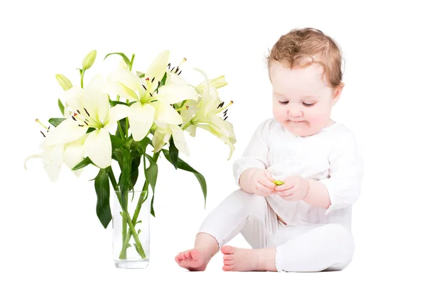 Güzel küçük bir kız Lily çiçekler ile oynama — Stok fotoğraf