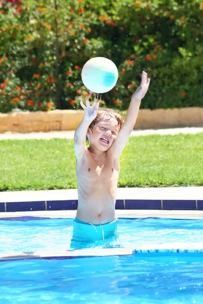Mały chłopiec w basenie — Zdjęcie stockowe
