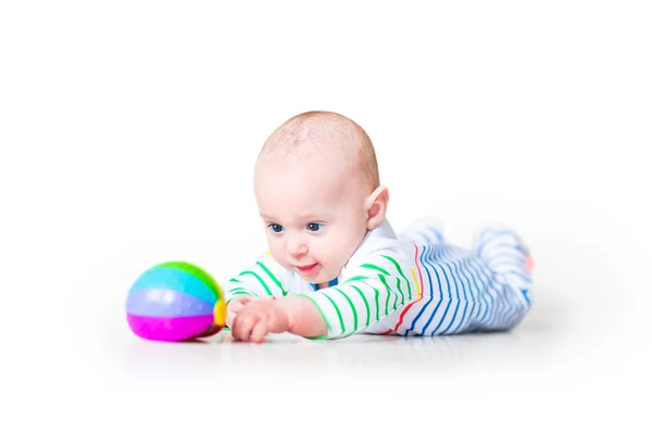 Feliz niño riéndose divertido jugando en su barriga —  Fotos de Stock