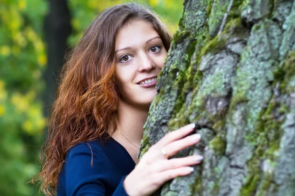 Woman next to an old tree — Stock Photo, Image