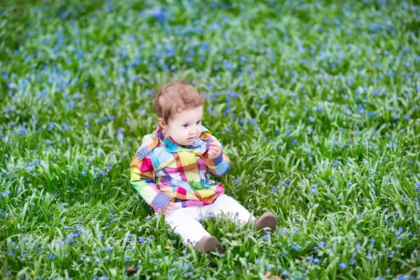 Meisje van de baby ontspannen op het gazon — Stockfoto