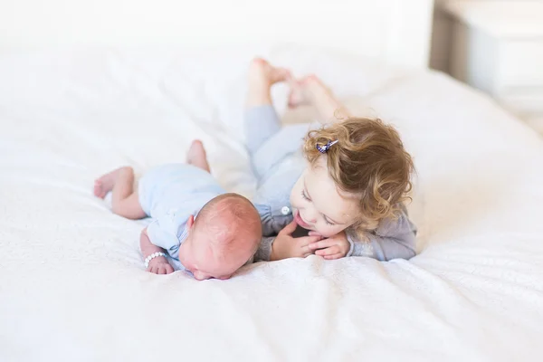 Peuter meisje en haar pasgeboren broertje — Stockfoto