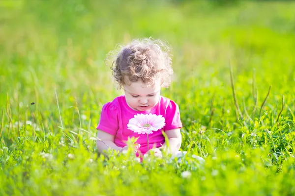 Κορίτσι που παίζει στον κήπο — Φωτογραφία Αρχείου