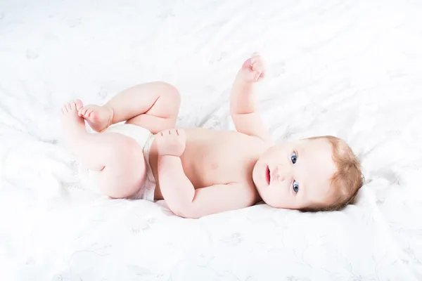 Bebê bonito em uma fralda — Fotografia de Stock