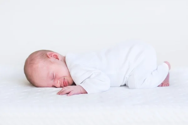 Pequeno bebê recém-nascido dormindo — Fotografia de Stock