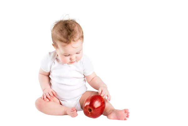 Büyük kırmızı elma ile oynarken küçük bebek — Stok fotoğraf