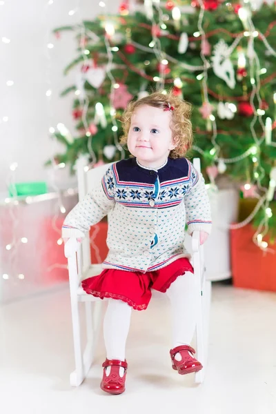 Petite fille dans un fauteuil à bascule — Photo