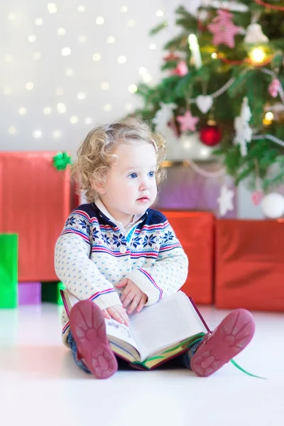 Funny little toddler girl opening her Christmas present — Stock Photo, Image