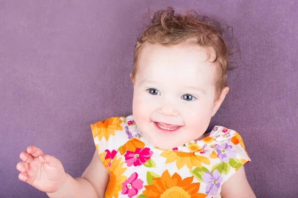 Bébé fille dans une robe d'été — Photo