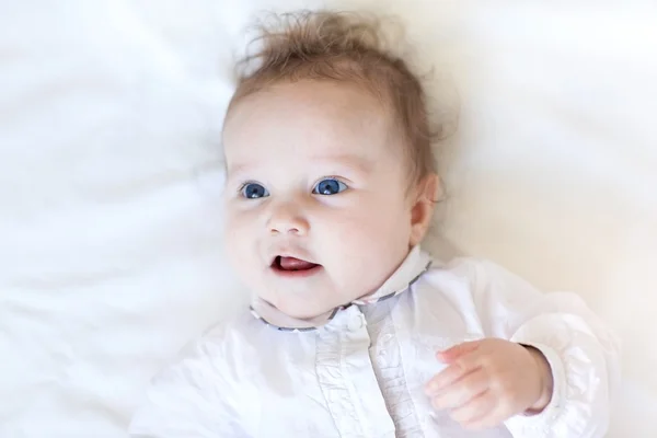 Meisje van de baby op een witte deken — Stockfoto