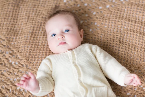 Rolig liten baby i en varm tröja — Stockfoto