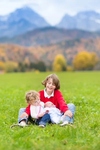 아름 다운 눈 속에서 노는 세 아이 덮여 산 — 스톡 사진