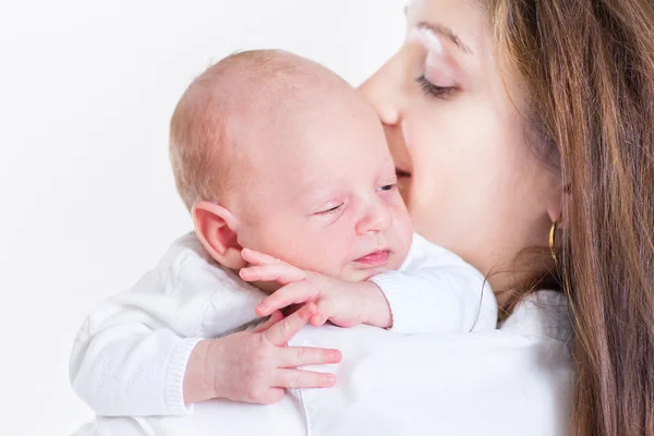 Yeni doğan bebeği tutan genç anne — Stok fotoğraf