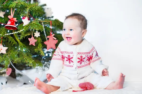 Laughing babymeisje spelen onder kerstboom — Stockfoto