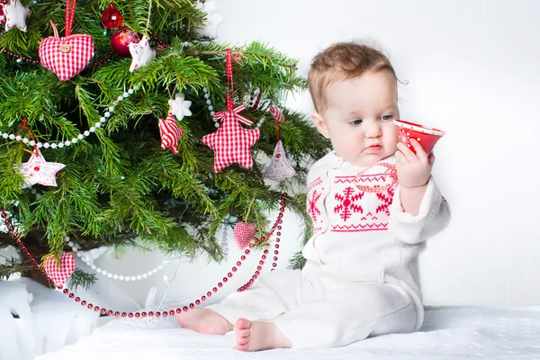 Baby flicka som leker med en leksak klocka — Stockfoto