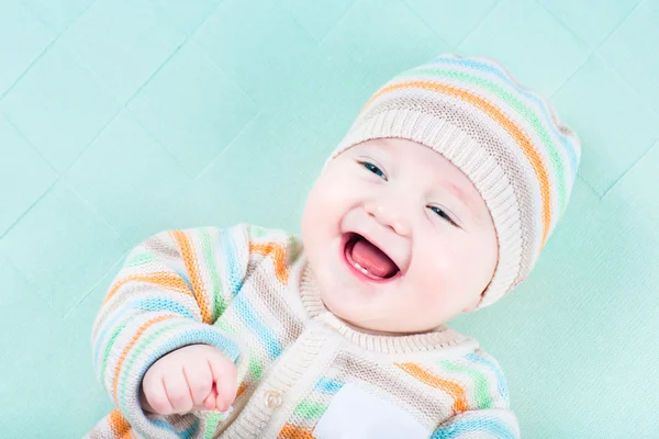 Glada lilla bebis avkopplande — Stockfoto