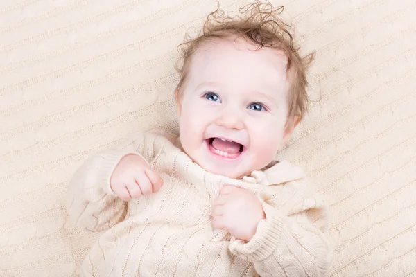 Baby in een gebreide jurk — Stockfoto