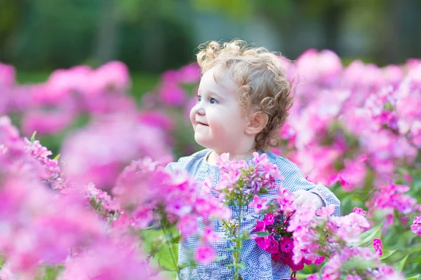 Meisje van de baby spelen in de tuin — Stockfoto