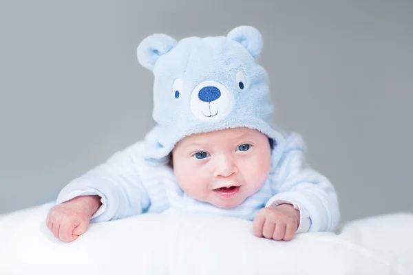 Novorozence baby boy v klobouku medvídek — Stock fotografie
