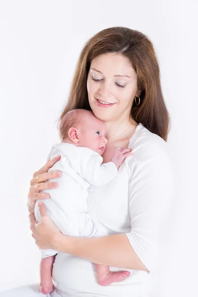 Nuori äiti tilalla hänen vastasyntynyt vauva — kuvapankkivalokuva