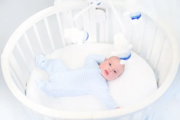 Sevimli yeni doğmuş erkek bebek — Stok fotoğraf