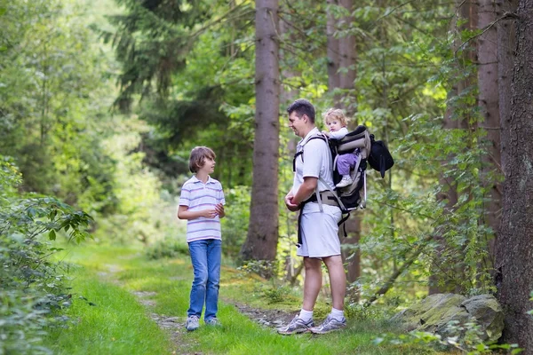 Glad ung familj vandring i en vacker höst skog — Stockfoto