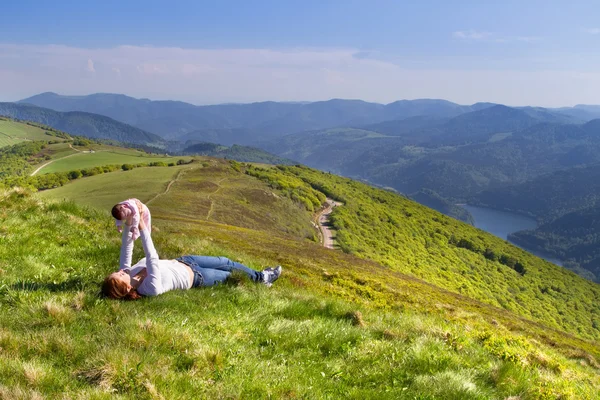 Mãe e seu bebê recém-nascido relaxando no alto das montanhas — Fotografia de Stock