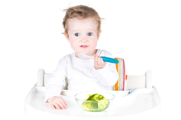 Baby spiser brokkoli til lunsj – stockfoto