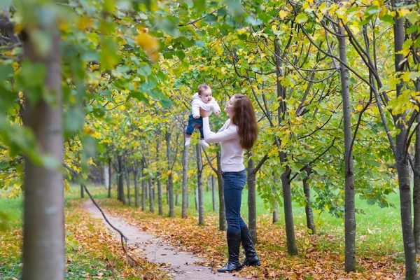 Mãe andando com seu bebê — Fotografia de Stock